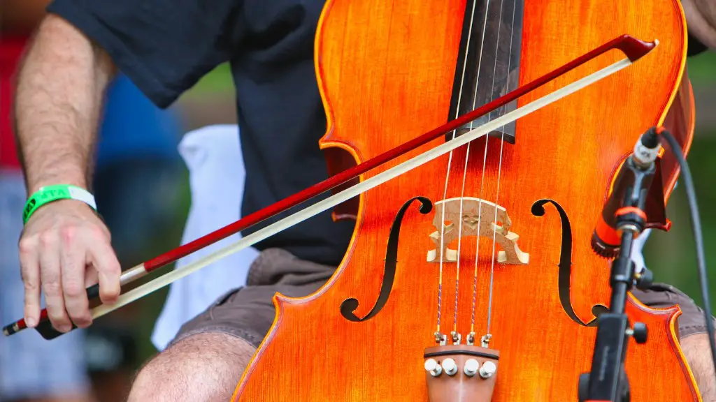 Can electric guitar play acoustic?