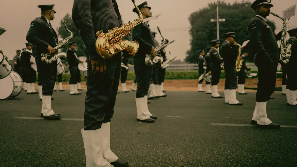 How to place a reed on a saxophone?