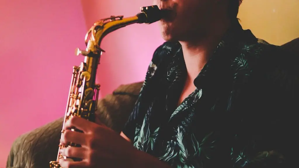 How to play baritone saxophone?