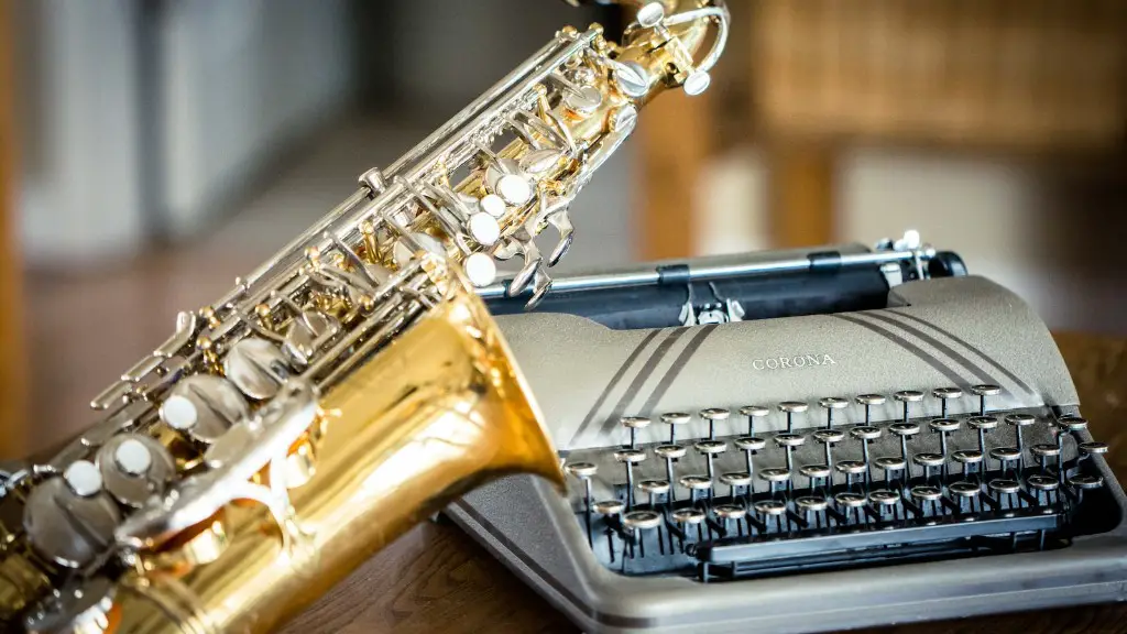 How to play a song on the saxophone?