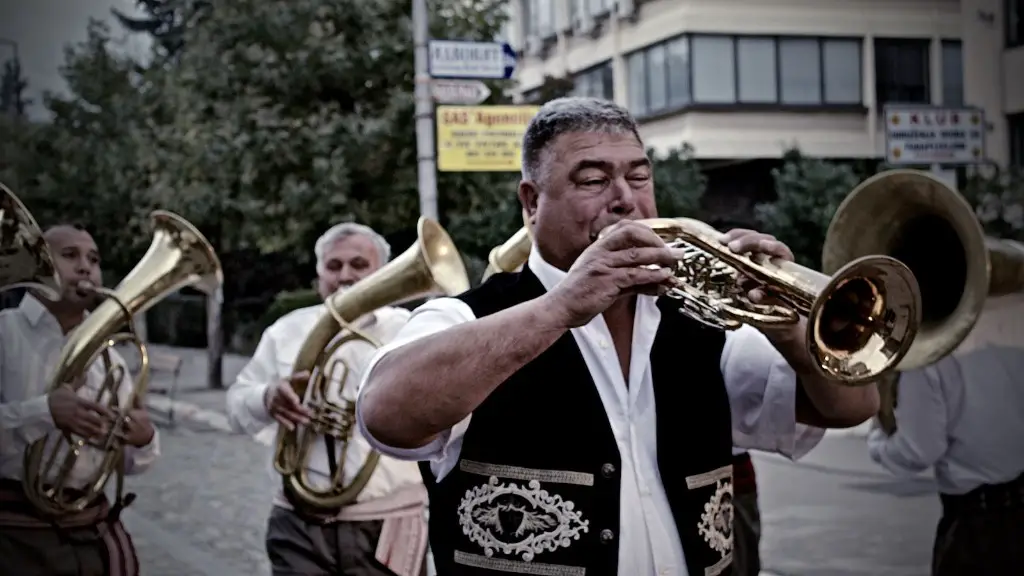How to play a song on the saxophone?