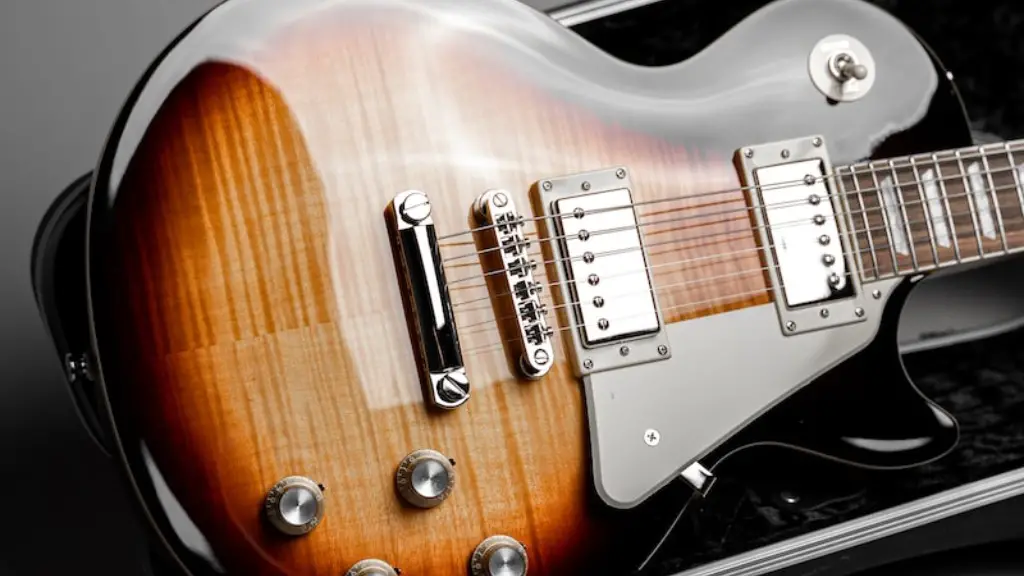 How to play electric guitar solo