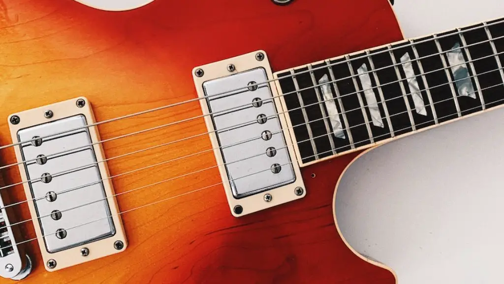 Can electric guitar play acoustic?