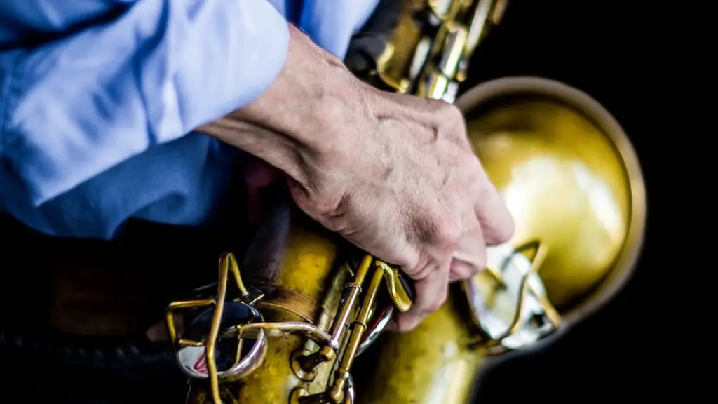 How to put a lyre on an alto saxophone?