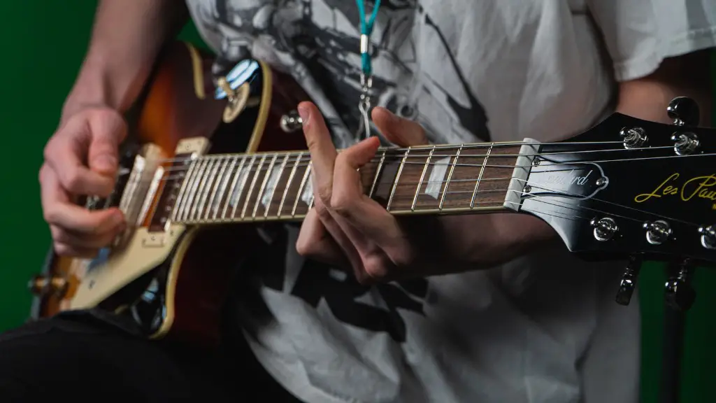 Can electric guitar play acoustic?